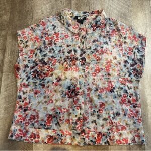 DKNY size MEDIUM cap sleeve button down blouse, collar, watercolor look print